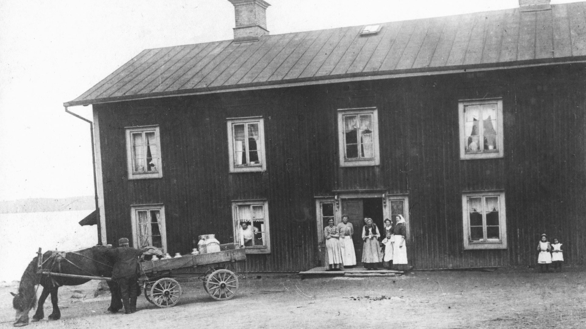 Hotellbyggnad förr vid sjön