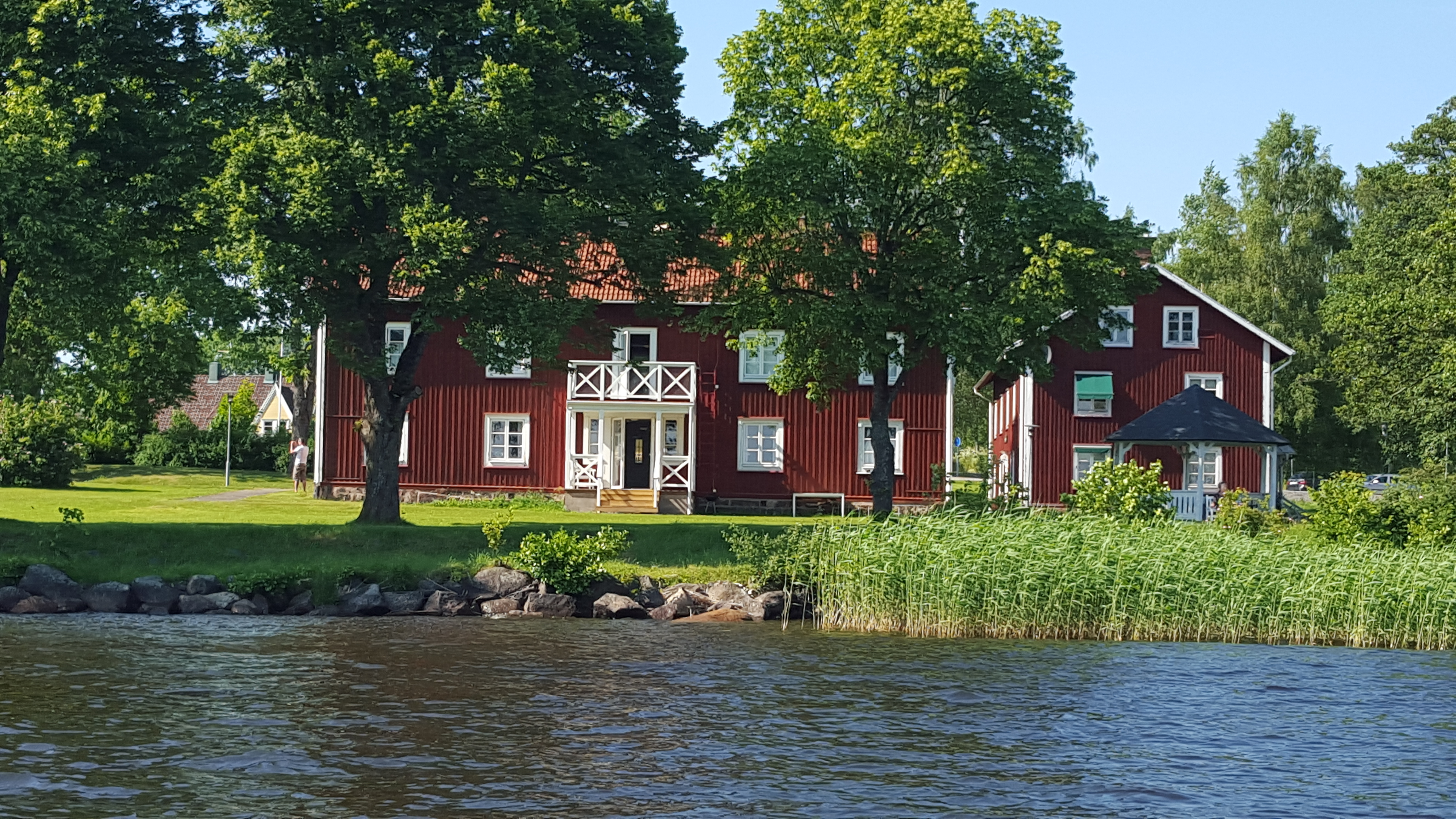 Utsikt över vattnet och parken vid Grönfeltsgården