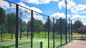 Padelbana med glasväggar och nät (illustrationsbild)